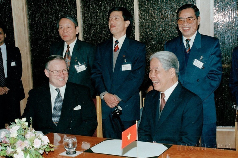 El primer ministro de Nueva Zelanda, Jim Bolger, recibe al secretario general del Partido Comunista de Vietnam, Do Muoi, en visita oficial al país oceánico (27 de julio de 1995). (Foto: VNA) El primer ministro de Nueva Zelanda, Jim Bolger, recibe al secretario general del Partido Comunista de Vietnam, Do Muoi, en visita oficial al país oceánico (27 de julio de 1995). (Foto: VNA)