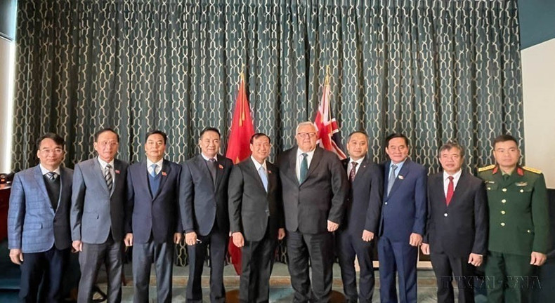 El presidente de la Cámara de Representantes de Nueva Zelanda, Gerry Brownlee (quinto desde la derecha), recibe a una delegación de la Comisión de Defensa, Seguridad y Relaciones Exteriores de la Asamblea Nacional de Vietnam en visita de trabajo al país oceánico, del 21 al 23 de agosto de 2025. (Foto: VNA) El presidente de la Cámara de Representantes de Nueva Zelanda, Gerry Brownlee (quinto desde la derecha), recibe a una delegación de la Comisión de Defensa, Seguridad y Relaciones Exteriores de la Asamblea Nacional de Vietnam en visita de trabajo al país oceánico, del 21 al 23 de agosto de 2025. (Foto: VNA)