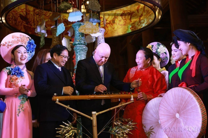 El primer ministro de Vietnam, Pham Minh Chinh, y su homólogo neozelandés, Christopher Luxon, visitan la reliquia nacional especial Van Mieu-Quoc Tu Giam (conocido como el Templo de la Literatura) y experimentan con instrumentos musicales tradicionales locales (Hanói, 27 de febrero de 2025). (Foto: VNA) El primer ministro de Vietnam, Pham Minh Chinh, y su homólogo neozelandés, Christopher Luxon, visitan la reliquia nacional especial Van Mieu-Quoc Tu Giam (conocido como el Templo de la Literatura) y experimentan con instrumentos musicales tradicionales locales (Hanói, 27 de febrero de 2025). (Foto: VNA)