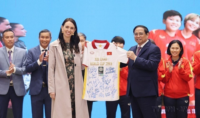 El primer ministro de Vietnam, Pham Minh Chinh, y su homóloga neozelandesa, Jacinda Ardern, se reúnen con la selección nacional de fútbol femenino del país indochino antes de su participación en la Copa Mundial Femenina de la FIFA 2023 en Nueva Zelanda y Australia (Hanói, 14 de noviembre de 2022). (Foto: VNA) El primer ministro de Vietnam, Pham Minh Chinh, y su homóloga neozelandesa, Jacinda Ardern, se reúnen con la selección nacional de fútbol femenino del país indochino antes de su participación en la Copa Mundial Femenina de la FIFA 2023 en Nueva Zelanda y Australia (Hanói, 14 de noviembre de 2022). (Foto: VNA)