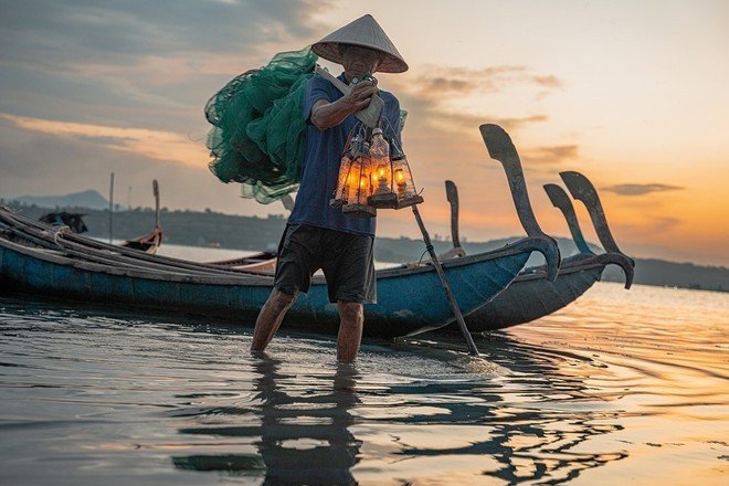 La laguna O Loan no solo posee un gran valor natural, sino que también desempeña un papel importante en la vida de los habitantes locales. Es una fuente abundante de productos acuáticos, lo cual contribuye significativamente a la economía y al sustento de la población. (Foto: VNA) La laguna O Loan no solo posee un gran valor natural, sino que también desempeña un papel importante en la vida de los habitantes locales. Es una fuente abundante de productos acuáticos, lo cual contribuye significativamente a la economía y al sustento de la población. (Foto: VNA)