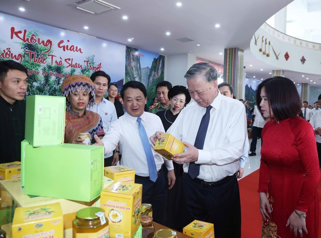 El secretario general del Partido Comunista de Vietnam, To Lam, visita una exposición de productos típicos de Tuyen Quang. (Foto: VNA) El secretario general del Partido Comunista de Vietnam, To Lam, visita una exposición de productos típicos de Tuyen Quang. (Foto: VNA)
