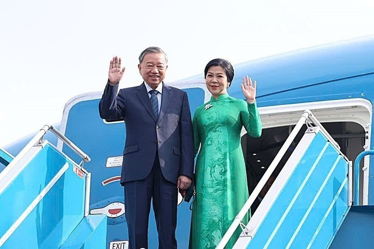 El secretario general del PCV, To Lam, y su esposa, parten de Hanói hacia Corea del Sur para una visita de Estado a la nación del Este de Asia. (Foto: VNA) El secretario general del PCV, To Lam, y su esposa, parten de Hanói hacia Corea del Sur para una visita de Estado a la nación del Este de Asia. (Foto: VNA)