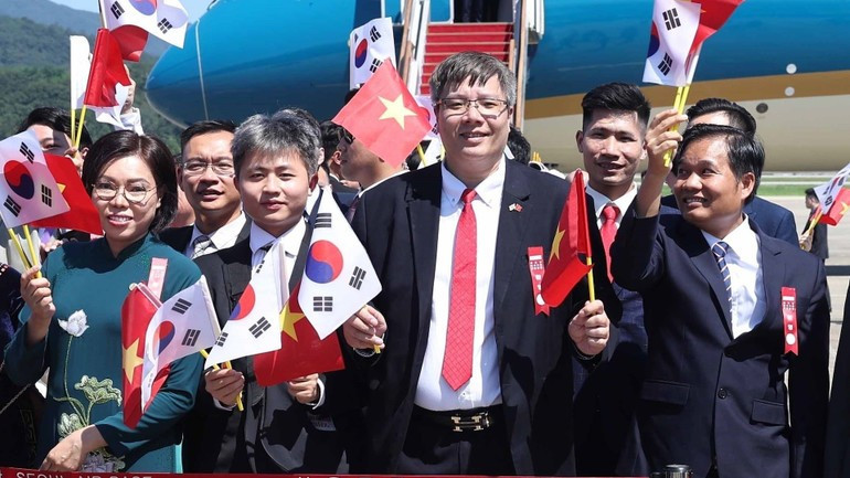 Funcionarios y empleados de la Embajada de Vietnam, así como miembros de la comunidad vietnamita en Corea del Sur, reciben al líder partidista vietnamita y su esposa, en el aeropuerto militar de Seongnam, Seúl. (Foto: Thong Nhat/VNA) Funcionarios y empleados de la Embajada de Vietnam, así como miembros de la comunidad vietnamita en Corea del Sur, reciben al líder partidista vietnamita y su esposa, en el aeropuerto militar de Seongnam, Seúl. (Foto: Thong Nhat/VNA)