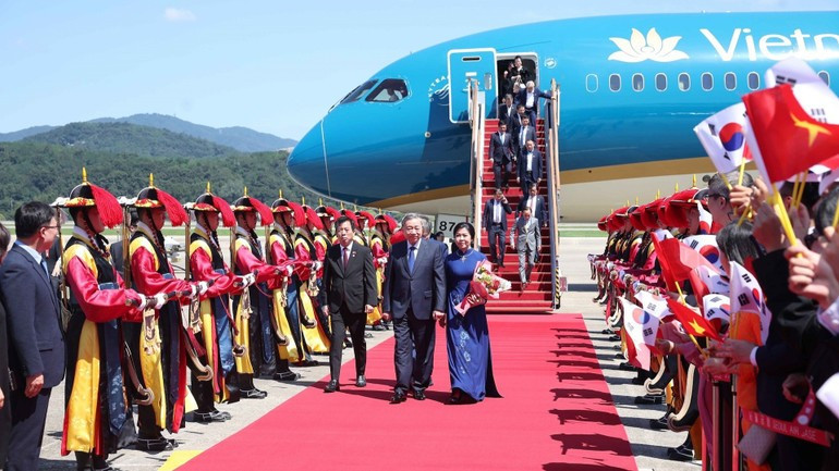 Ceremonia de bienvenida al máximo dirigente partidista vietnamita y su esposa, junto con la delegación de alto nivel de Vietnam, en el aeropuerto militar de Seongnam, Seúl. (Foto: Thong Nhat/VNA) Ceremonia de bienvenida al máximo dirigente partidista vietnamita y su esposa, junto con la delegación de alto nivel de Vietnam, en el aeropuerto militar de Seongnam, Seúl. (Foto: Thong Nhat/VNA)