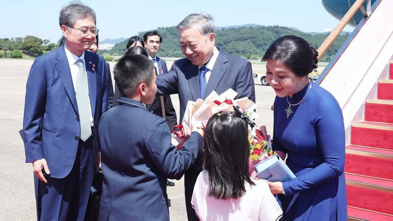 El máximo dirigente partidista vietnamita y su esposa llegan a Seúl para iniciar una visita de Estado a Corea del Sur. (Foto: Thong Nhat/VNA) El máximo dirigente partidista vietnamita y su esposa llegan a Seúl para iniciar una visita de Estado a Corea del Sur. (Foto: Thong Nhat/VNA)