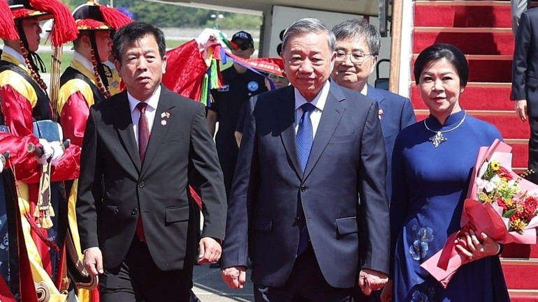 El líder partidista vietnamita y su esposa llegan a Seúl para iniciar una visita de Estado a Corea del Sur. (Foto: Thong Nhat/VNA) El líder partidista vietnamita y su esposa llegan a Seúl para iniciar una visita de Estado a Corea del Sur. (Foto: Thong Nhat/VNA)