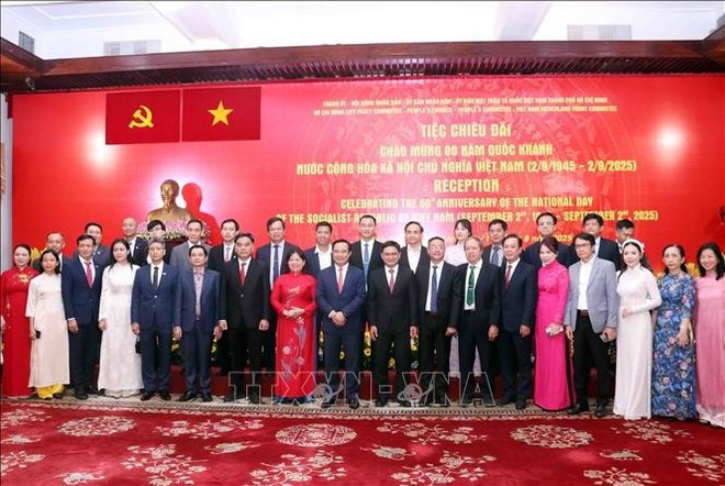 Líderes de Ciudad Ho Chi Minh y representantes de empresas destacadas. (Foto: VNA) Líderes de Ciudad Ho Chi Minh y representantes de empresas destacadas. (Foto: VNA)
