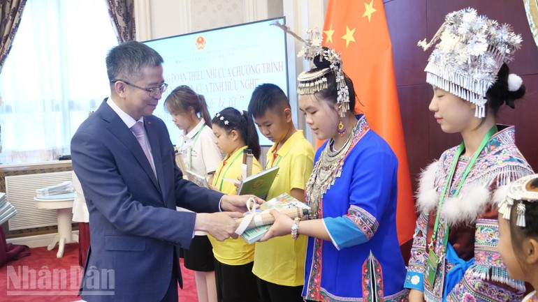 El embajador Pham Thanh Binh entrega regalos a los niños chinos. El embajador Pham Thanh Binh entrega regalos a los niños chinos.