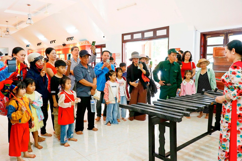 Turistas disfrutan de una presentación de xilófono de piedra en la Reserva Cultural Étnica S’tieng, ubicada en la aldea Bom Bo, de la comuna de Bom Bo, en la provincia de Dong Nai). (Foto: VNA) Turistas disfrutan de una presentación de xilófono de piedra en la Reserva Cultural Étnica S’tieng, ubicada en la aldea Bom Bo, de la comuna de Bom Bo, en la provincia de Dong Nai). (Foto: VNA)
