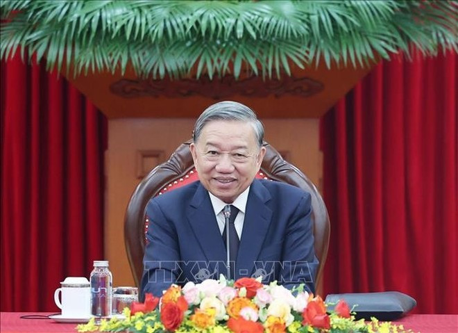 El secretario general del Comité Central del Partido Comunista de Vietnam, To Lam, sostuvo una llamada telefónica con el presidente del Partido Popular de Camboya y titular del Senado, Samdech Techo Hun Sen. (Foto: VNA) El secretario general del Comité Central del Partido Comunista de Vietnam, To Lam, sostuvo una llamada telefónica con el presidente del Partido Popular de Camboya y titular del Senado, Samdech Techo Hun Sen. (Foto: VNA)