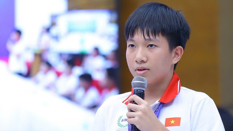 Nguyen Tan Thinh, en representación de los estudiantes ganadores, habla en el encuentro. (Foto: Comité Organizador) Nguyen Tan Thinh, en representación de los estudiantes ganadores, habla en el encuentro. (Foto: Comité Organizador)