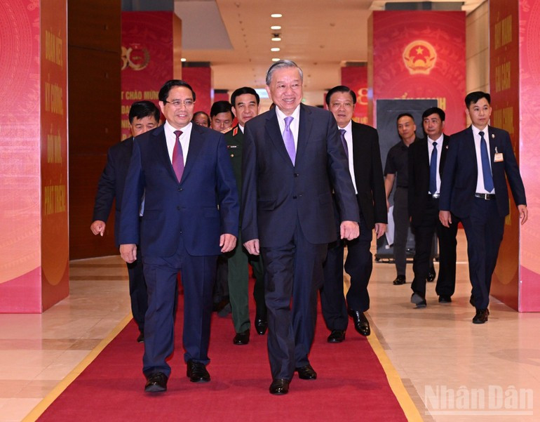 El secretario general del Partido Comunista, To Lam, y el primer ministro Pham Minh Chinh, junto con los delegados en el evento. (Foto: Nhan Dan) El secretario general del Partido Comunista, To Lam, y el primer ministro Pham Minh Chinh, junto con los delegados en el evento. (Foto: Nhan Dan)