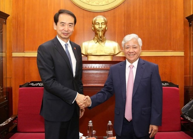 El presidente del Comité Central del Frente de la Patria de Vietnam, Do Van Chien, recibe al embajador de China en el país, He Wei. (Foto: VNA) El presidente del Comité Central del Frente de la Patria de Vietnam, Do Van Chien, recibe al embajador de China en el país, He Wei. (Foto: VNA)
