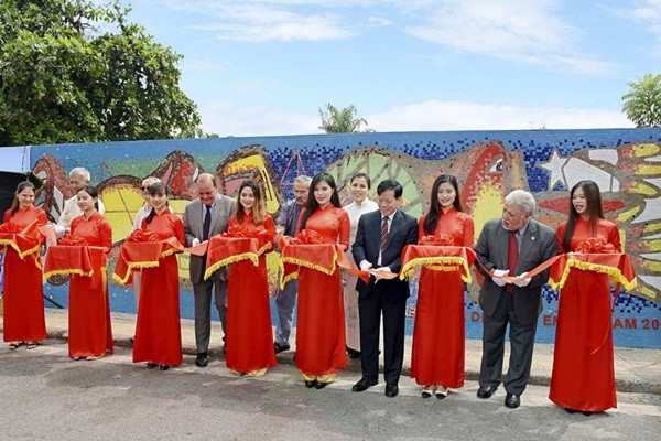 El embajador de Chile en Vietnam, Claudio De Negri, y los delegados cortan la cinta inaugural de un tramo del Mural Mosaico Cerámico en Hanói, diseñado por el artista chileno Alejandro Mono González, el 18 de septiembre de 2017, en ocasión del 207º aniversario de la Independencia Nacional de Chile. (Foto: VUFO) El embajador de Chile en Vietnam, Claudio De Negri, y los delegados cortan la cinta inaugural de un tramo del Mural Mosaico Cerámico en Hanói, diseñado por el artista chileno Alejandro Mono González, el 18 de septiembre de 2017, en ocasión del 207º aniversario de la Independencia Nacional de Chile. (Foto: VUFO)