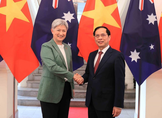 El viceprimer ministro y canciller de Vietnam, Bui Thanh Son, y la ministra de Relaciones Exteriores de Australia, Penny Wong. (Foto: VNA) El viceprimer ministro y canciller de Vietnam, Bui Thanh Son, y la ministra de Relaciones Exteriores de Australia, Penny Wong. (Foto: VNA)