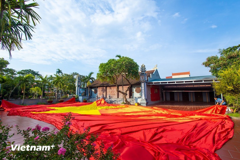 En un ambiente de júbilo, el taller de Nguyen Van Trung, en la aldea de Giap Long, comuna de Chuong Duong, trabaja arduamente para completar una bandera nacional gigante de 600 metros cuadrados. (Foto: VNA) En un ambiente de júbilo, el taller de Nguyen Van Trung, en la aldea de Giap Long, comuna de Chuong Duong, trabaja arduamente para completar una bandera nacional gigante de 600 metros cuadrados. (Foto: VNA)