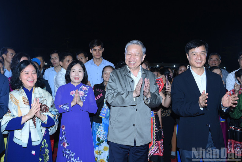 To Lam y los delegados.