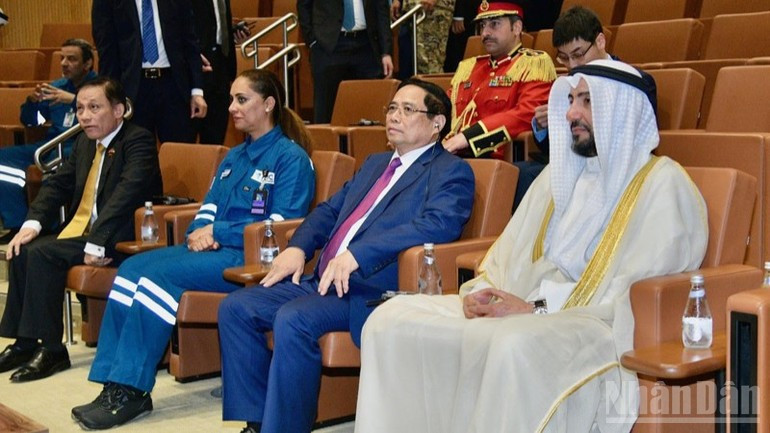 El primer ministro Pham Minh Chinh escucha una presentación sobre el complejo de refinería petroquímica de Al-Zour. (Foto: Nhan Dan0