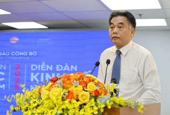 Nguyen Loc Ha, vicepresidente del Comité Popular de Ciudad Ho Chi Minh, interviene en la rueda de prensa. (Foto: Comité Organizador del Foro Económico de Otoño 2025)