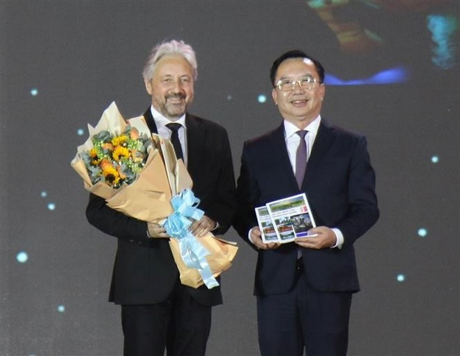 En la ceremonia de presentación del manual &quot;Ciudad Ho Chi Minh - Destino de Producción Cinematográfica&quot;. (Foto: VNA)