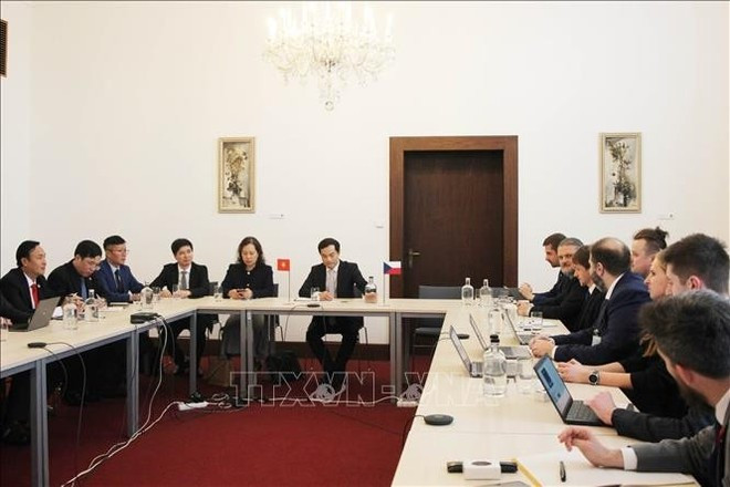 En la reunión entre la delegación vietnamita y la Agencia checa de Información y Digitalización. (Foto: VNA)