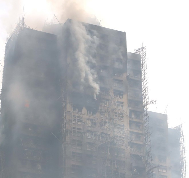 Humo sale de un edificio durante un incendio. (Foto: VNA)