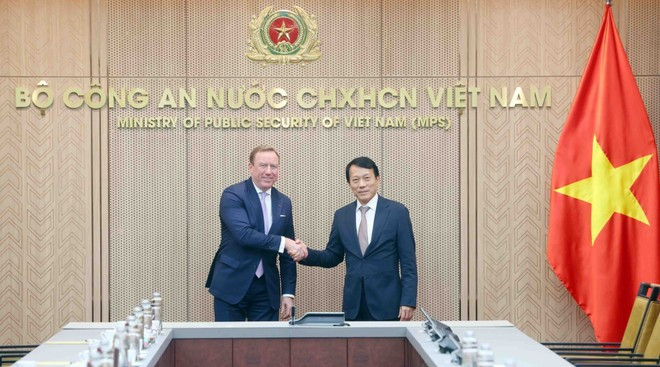 El ministro de Seguridad Pública de Vietnam, general Luong Tam Quang, recibe a Jens Rubbert, presidente del Consejo Empresarial UE-Asean (UE-ABC). (Foto: VNA)