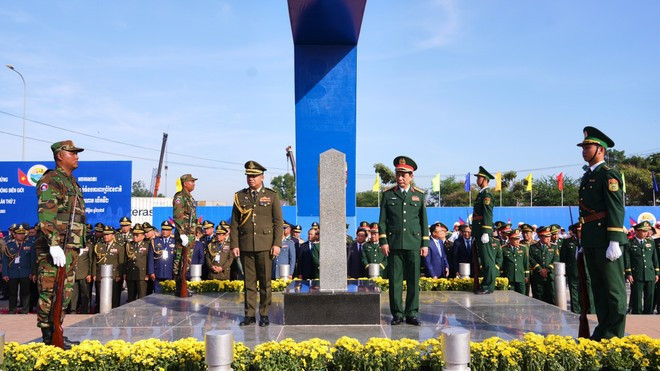El ministro de Defensa de Vietnam, general Phan Van Giang, y el viceprimer ministro y titular de Defensa de Camboya, general Tea Seiha, presenciaron un patrullaje conjunto de las fuerzas fronterizas de ambos países. (Foto: VNA)