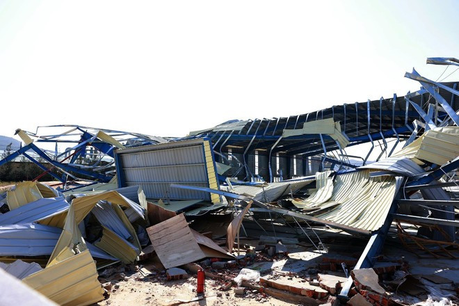 Numerosas instalaciones de producción en la Zona Económica de Nhon Hoi resultaron afectadas por el tifón. (Foto: VNA)
