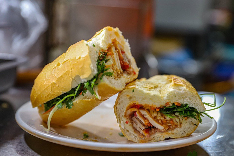 Con su sencillez, el “Banh mi” ha conquistado a comensales de todo el mundo, convirtiéndose en un símbolo de la identidad culinaria vietnamita. (Foto: VNA)