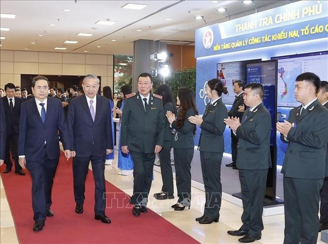 El secretario general del Partido, To Lam, el presidente de la Asamblea Nacional, Tran Thanh Man, y otros líderes del Partido y del Estado asisten al 80º aniversario del día tradicional del sector de inspección de Vietnam. (Foto: VNA)