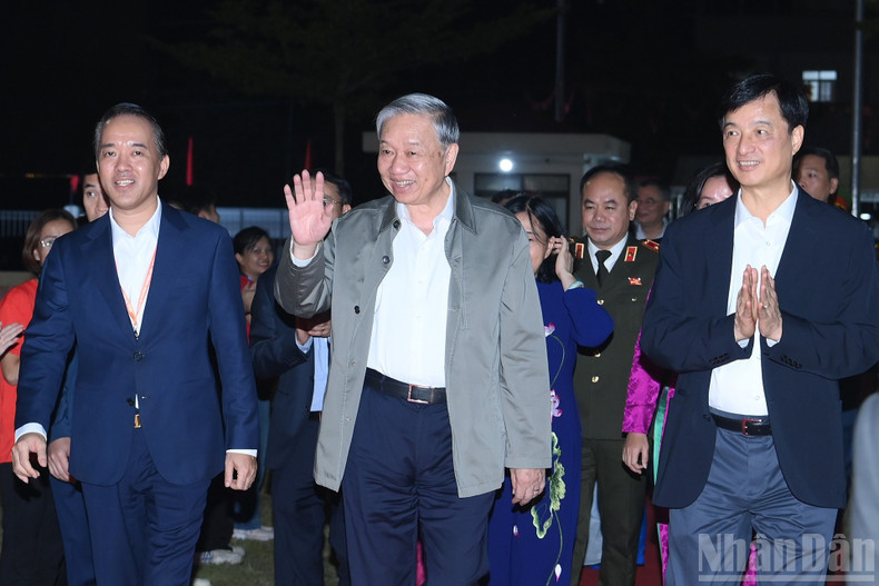 El secretario general del PCV, To Lam, y los delegados en el Festival.