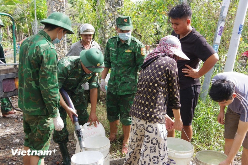 Tras varios días sin agua potable debido a los daños en el sistema de suministro, los residentes recibieron con emoción y alivio los garrafones de agua, fundamentales para cocinar y sus necesidades diarias. (Foto: VNA)