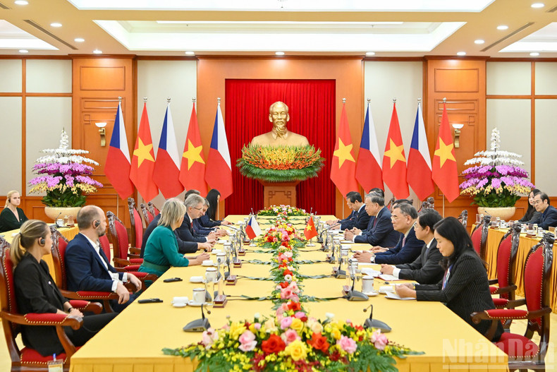 El secretario general del Partido Comunista de Vietnam, To Lam, recibe al presidente del Senado de la República Checa, Milos Vystrcil. (Foto: VNA)