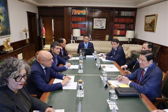 Panorama de la reunión entre Phan Dinh Trac, miembro del Buró Político, secretario del Comité Central del Partido Comunista de Vietnam y jefe de su Comisión de Asuntos Interiores, y Rafael Simanca, secretario de Estado del Ministerio de la Presidencia, Justicia y Relaciones con las Cortes de España.. (Foto: VNA)