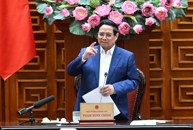 El primer ministro Pham Minh Chinh interviene en la reunión.