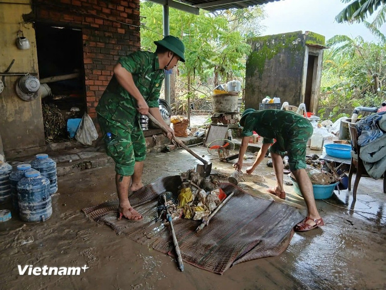 Los equipos de trabajo continúan apoyando a los vecinos en la limpieza, la retirada de lodo y la reparación de caminos comunales, facilitando que la vida cotidiana se normalice lo antes posible. (Foto: Vietnam+)
