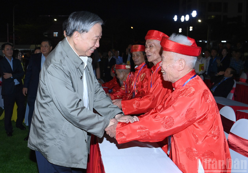 El secretario general To Lam saluda a los ancianos del barrio durante el festival.
