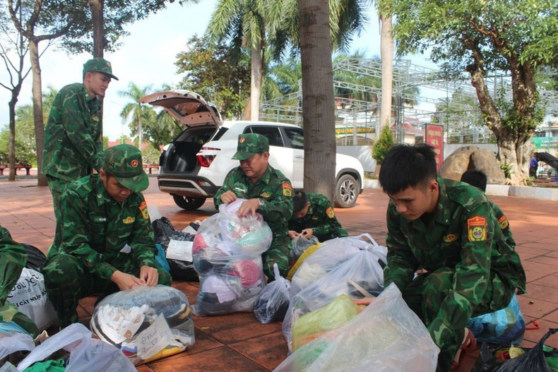 En las comunas de O Loan, Tuy An Nam y Tuy An Dong, la estación de guardia fronteriza de An Hai trabaja junto a la policía y fuerzas militares locales para recibir, cargar y distribuir 25 toneladas de suministros a las aldeas afectadas. (Foto: Vietnam+)