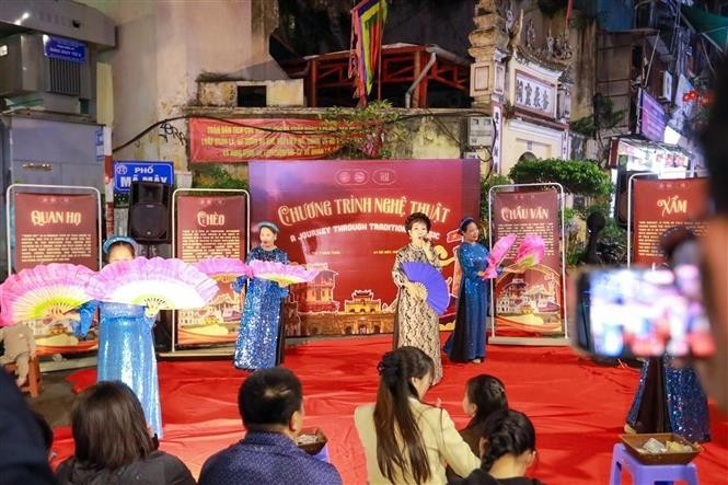Una nueva presentación de arte tradicional cautiva al público. (Foto: VNA) Una nueva presentación de arte tradicional cautiva al público. (Foto: VNA)