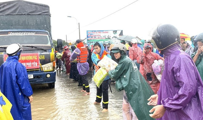 Se está proporcionando alimentos a los habitantes de las zonas inundadas de la comuna de Hoa Thinh, provincia de Dak Lak. (Foto: VNA)