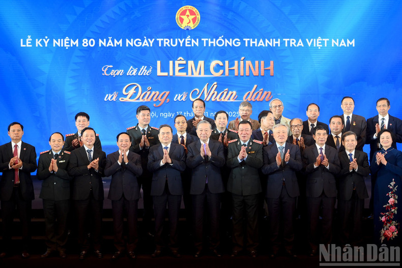 El secretario general del PCV, To Lam, el presidente de la AN, Tran Thanh Man y los delegados asisten al acto.