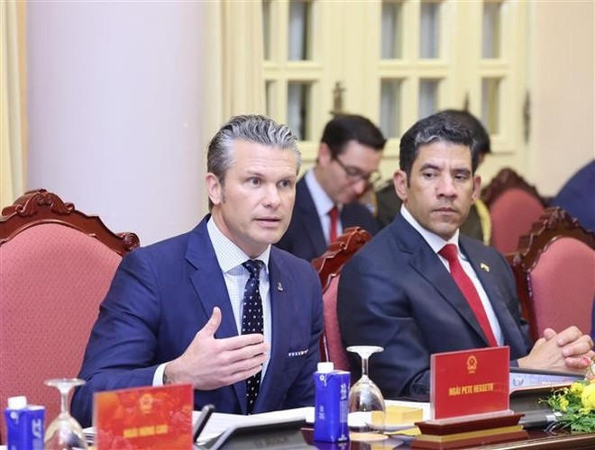 El secretario de Guerra de Estados Unidos, Pete Hegseth, habla en la reunión. (Foto: VNA)
