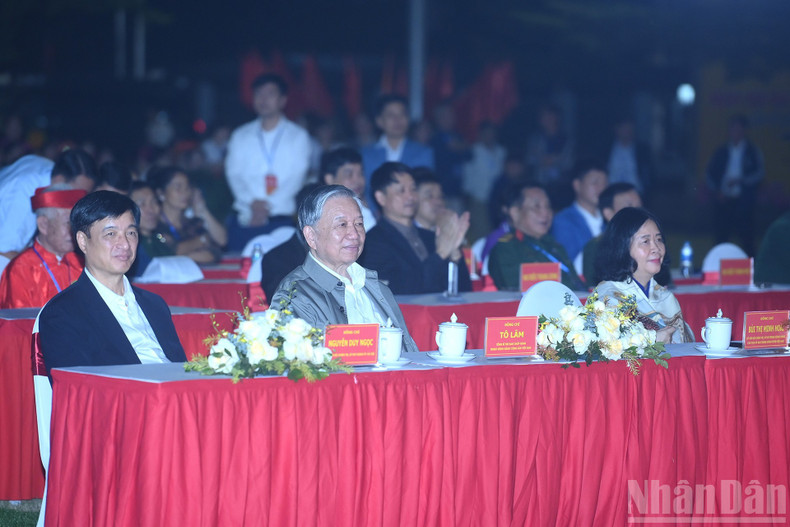 El secretario general del PCV, To Lam, y los delegados.