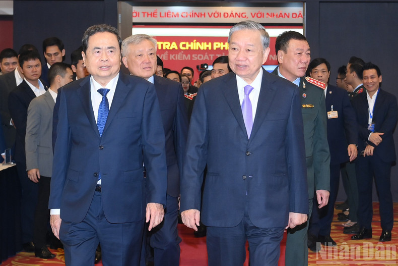 To Lam y Tran Thanh Man en la ceremonia.