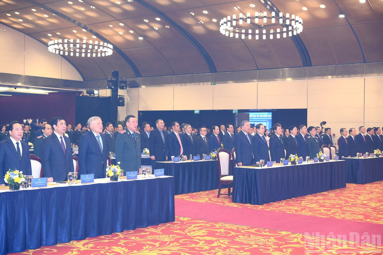 Los dirigentes del Partido y del Estado y los delegados realizan la ceremonia de saludo a la bandera nacional.