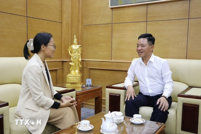 Tran Quang Tuan, secretario del Comité partidista del barrio de Kien An, ciudad de Hai Phong, intercambia con una periodista de la VNA. (Foto: VNA)