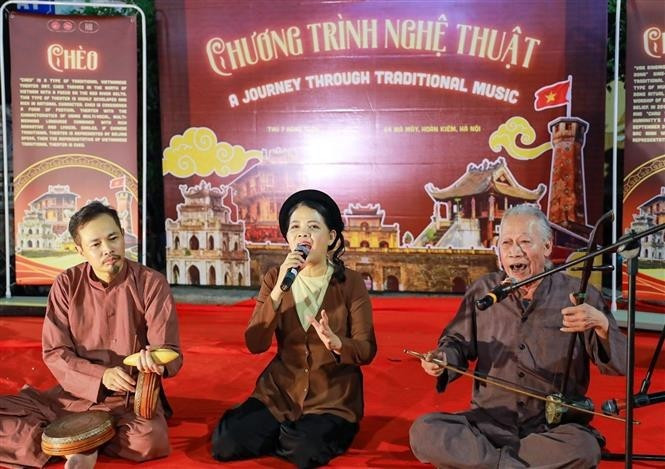 Una actuación de arte tradicional en el encantador espacio de la ciudad antigua. (Foto: VNA) Una actuación de arte tradicional en el encantador espacio de la ciudad antigua. (Foto: VNA)