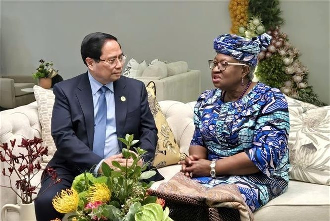 El premier vietnamita, Pham Minh Chinh, se reúne con la directora general de la Organización Mundial del Comercio (OMC), Ngozi Okonjo-Iweala. (Foto: VNA)